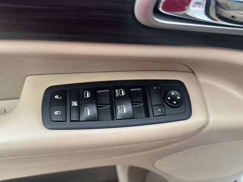 Used 2019 Jeep Grand Cherokee Laredo w/ 18" Wheel & 8.4" Radio Group image 10