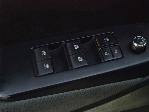 Used 2019 Toyota Highlander LE FWD image 11