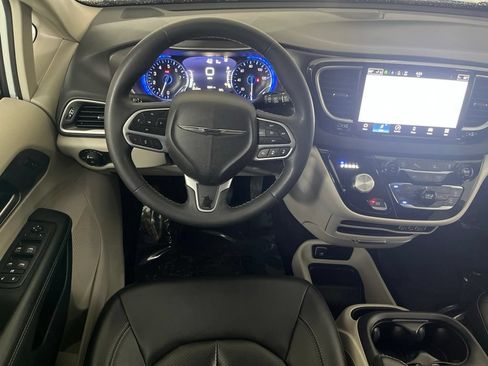 Used 2024 Chrysler Pacifica Touring-L FWD image 31