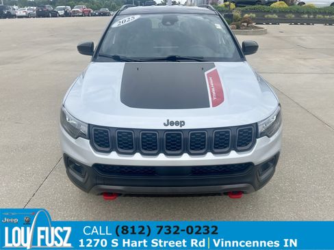 Used 2025 Jeep Compass Trailhawk AWD/4WD image 2