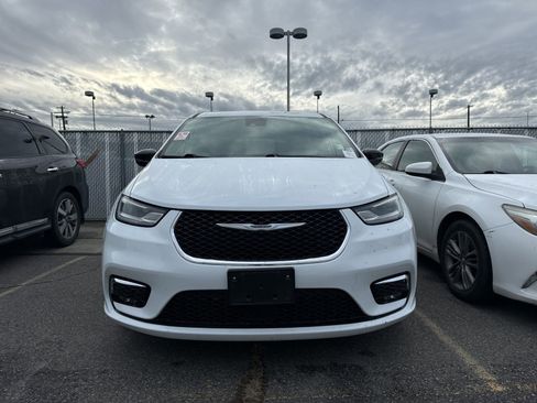 Used 2024 Chrysler Pacifica Touring-L image 2