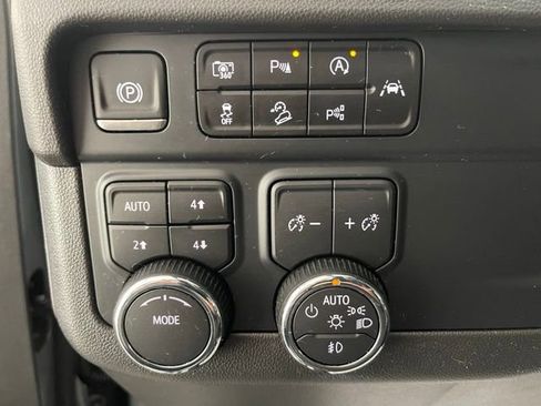 Used 2025 Chevrolet Suburban Z71 image 36