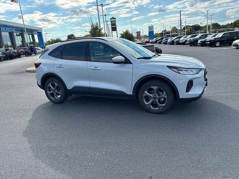 Used 2025 Ford Escape ST-Line Select AWD/4WD image 3
