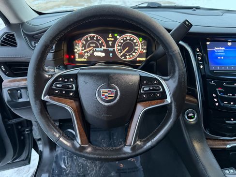 Used 2015 Cadillac Escalade Luxury image 18