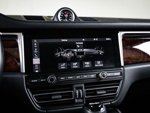 Certified 2021 Porsche Macan Turbo AWD/4WD image 18