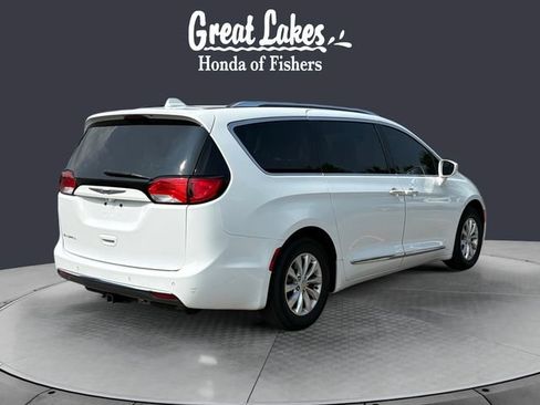 Used 2018 Chrysler Pacifica Touring-L FWD image 5