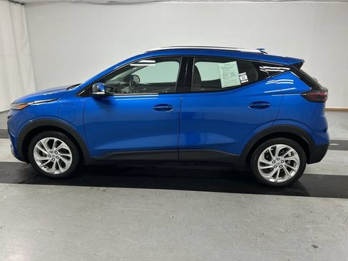 Used 2022 Chevrolet Bolt EUV LT w/ Comfort Package FWD image 3