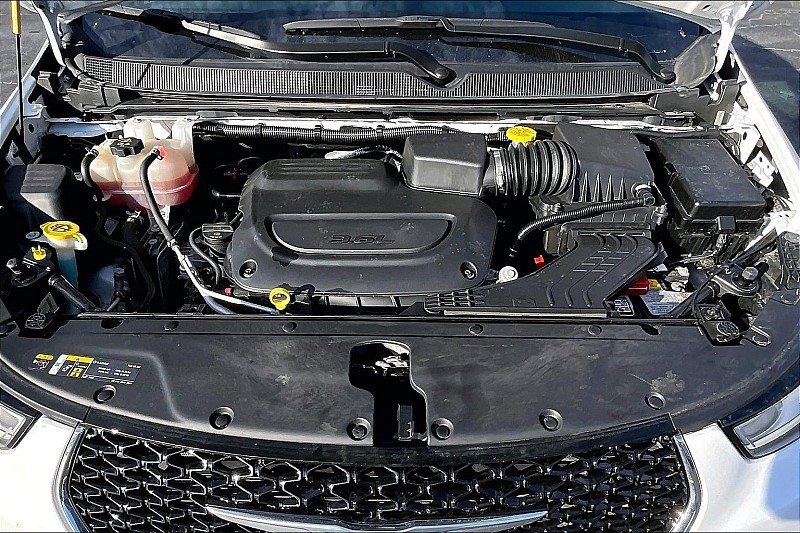 Used 2024 Chrysler Pacifica Limited FWD image 10