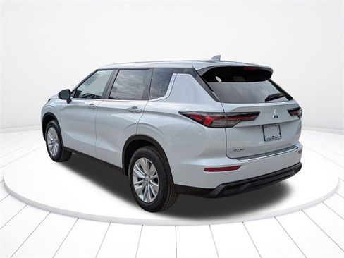 New 2025 Mitsubishi Outlander ES image 6