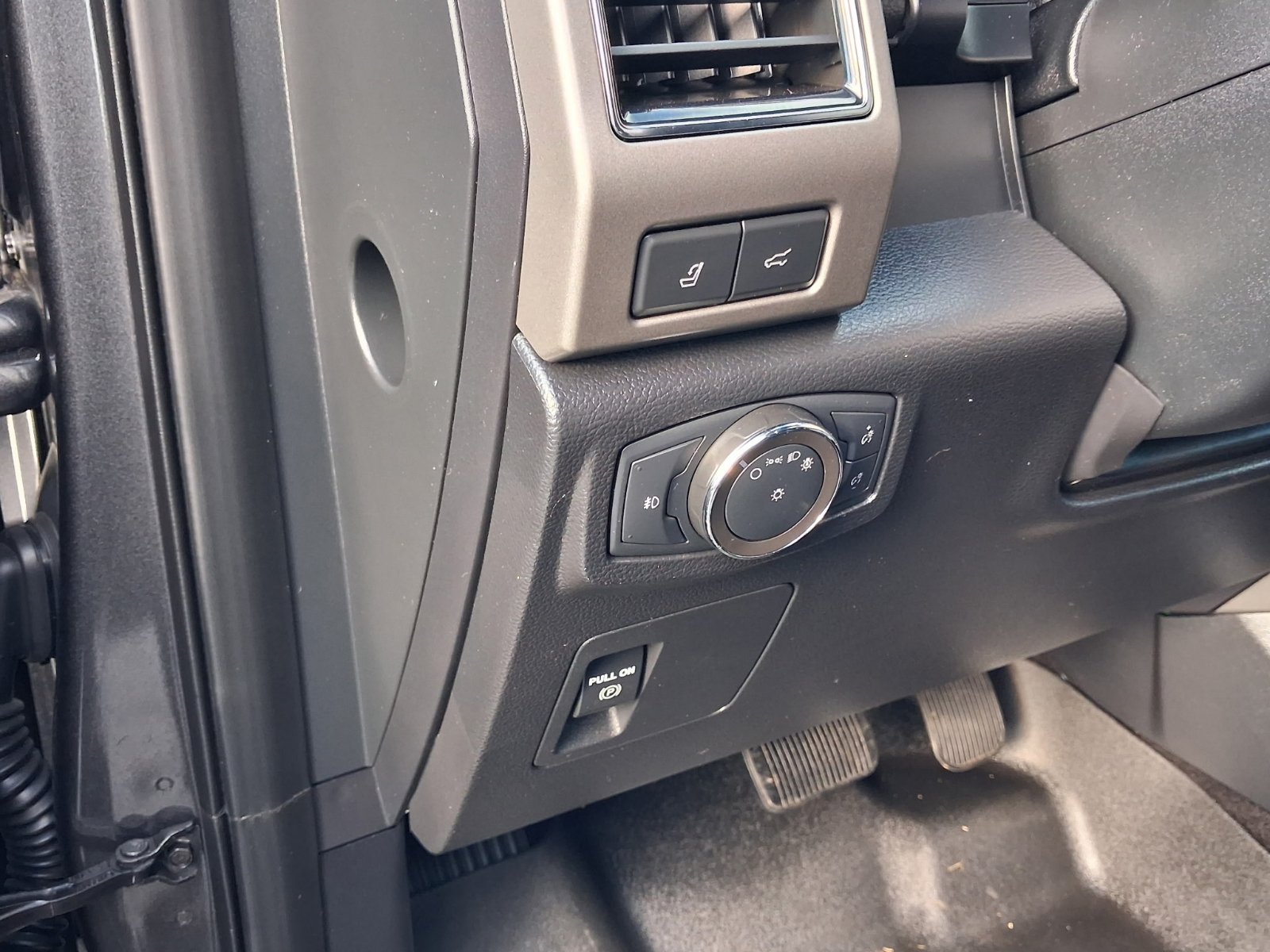 Used 2020 Ford Expedition XLT w/ Equipment Group 202A AWD/4WD image 17
