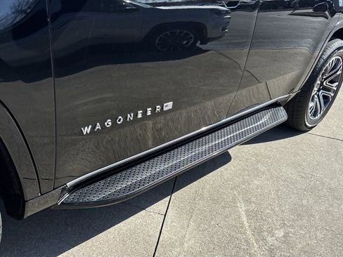 Used 2024 Jeep Wagoneer Series II w/ Flexible Seating Group image 15