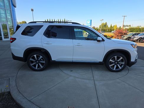 New 2025 Honda Pilot Touring image 8