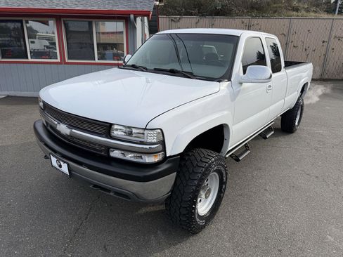 Used 2000 Chevrolet Silverado 2500 LT w/ Firm Ride Suspension Pkg image 2