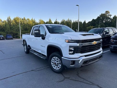 Used 2025 Chevrolet Silverado 2500 LT w/ Convenience Package AWD/4WD image 4
