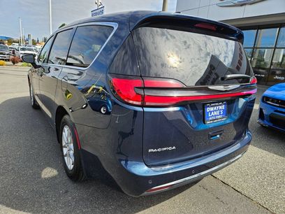 Used 2025 Chrysler Pacifica Select