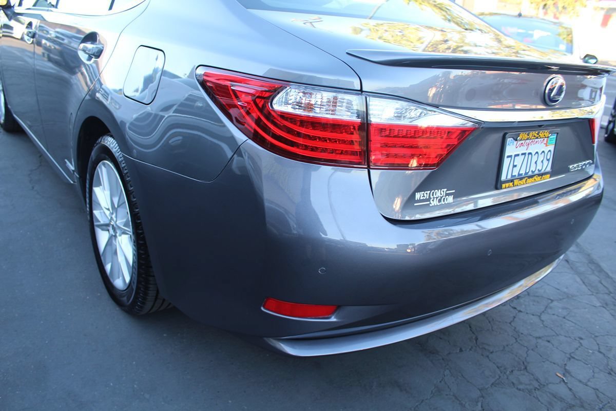 Used 2014 Lexus ES 300h w/ Luxury Package w/Bamboo Trim FWD image 16