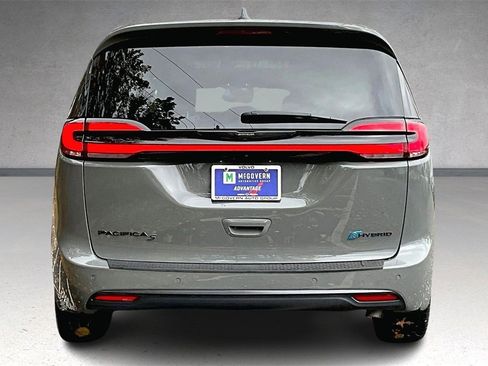 Used 2022 Chrysler Pacifica Limited w/ Uconnect Theater Family Group image 5