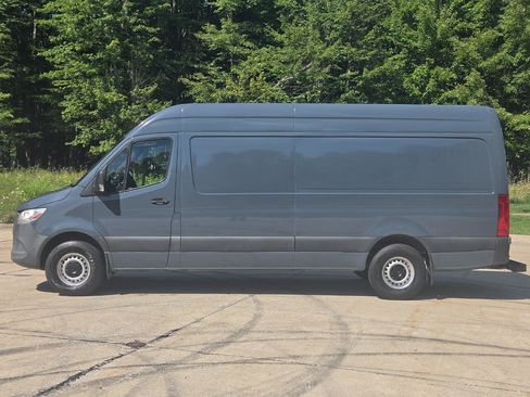 Used 2019 Mercedes-Benz Sprinter 170 image 2