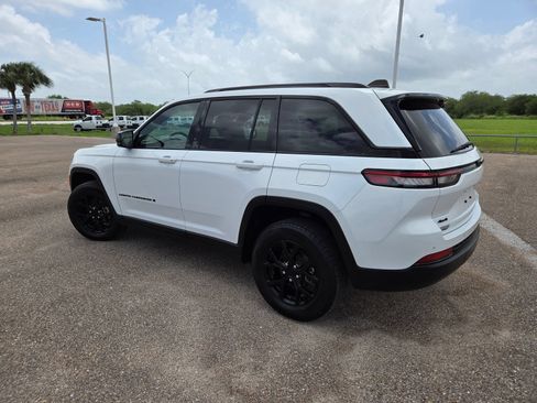 Used 2024 Jeep Grand Cherokee Altitude AWD/4WD image 6
