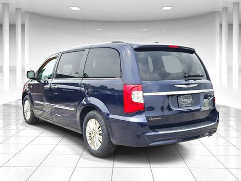 Used 2014 Chrysler Town & Country Touring-L FWD image 5