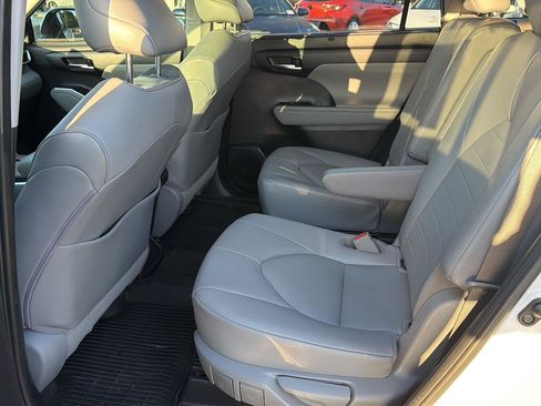 Certified 2021 Toyota Highlander XLE FWD image 11