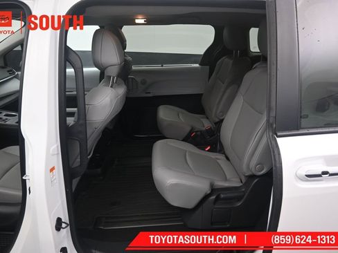 Used 2025 Toyota Sienna XLE FWD image 10