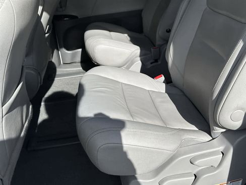 Used 2020 Toyota Sienna XLE image 14