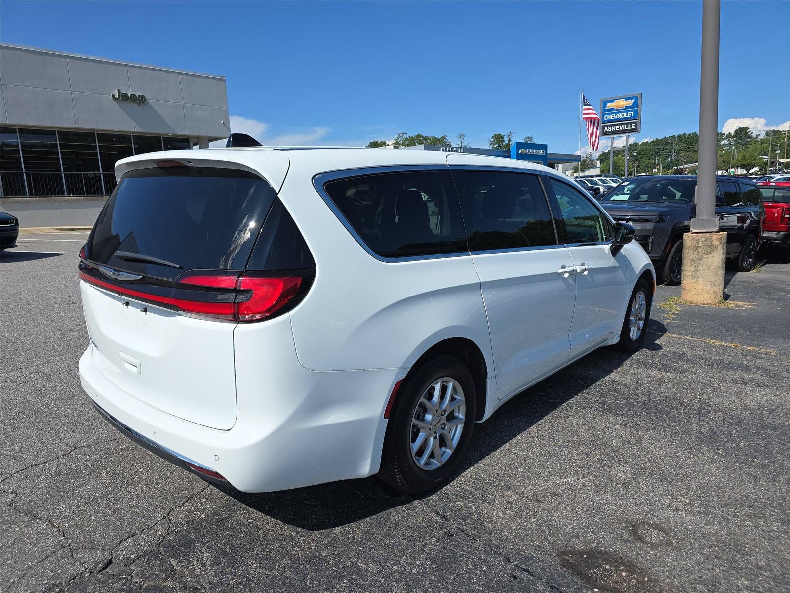 Used 2024 Chrysler Pacifica Touring-L FWD image 3