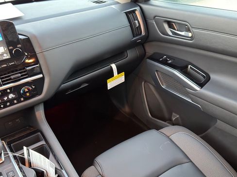 New 2025 Nissan Pathfinder SL image 11