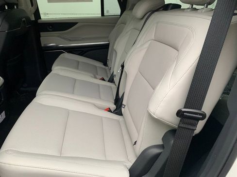 New 2026 Lincoln Navigator Premiere AWD/4WD image 24