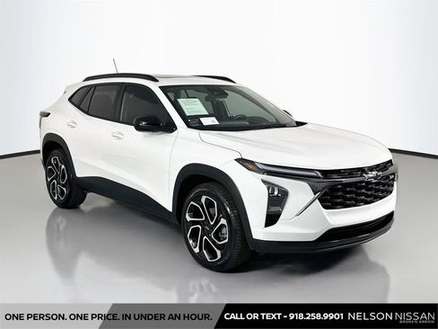 Used 2025 Chevrolet Trax RS w/ Sunroof Package FWD image 3