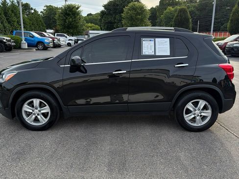 Used 2019 Chevrolet Trax LT w/ LT Convenience Package FWD image 2