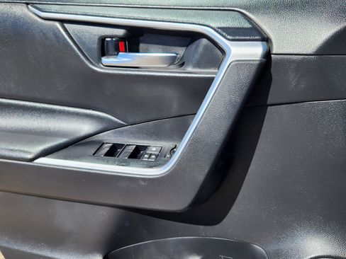 Used 2020 Toyota RAV4 XLE image 18