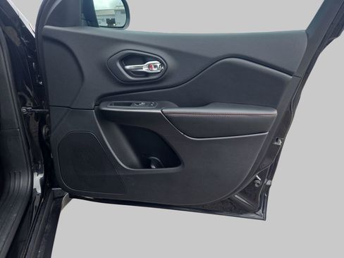 Used 2020 Jeep Cherokee Trailhawk image 12