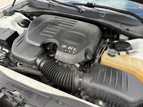 Used 2018 Dodge Charger SXT RWD image 33