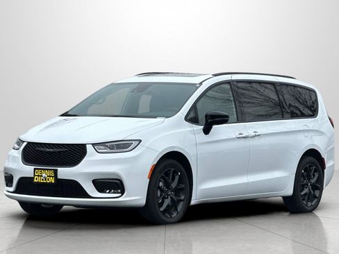 Used 2024 Chrysler Pacifica Limited w/ Uconnect Theater Family Group image 9