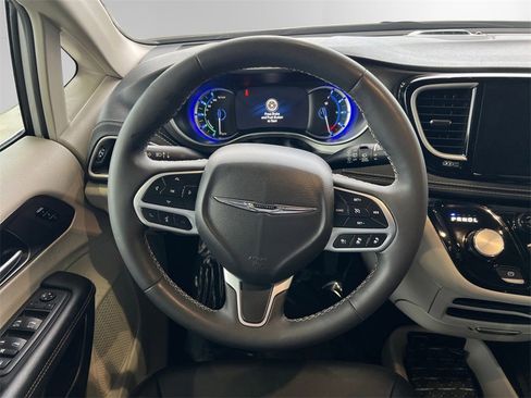 Used 2024 Chrysler Pacifica Select image 28