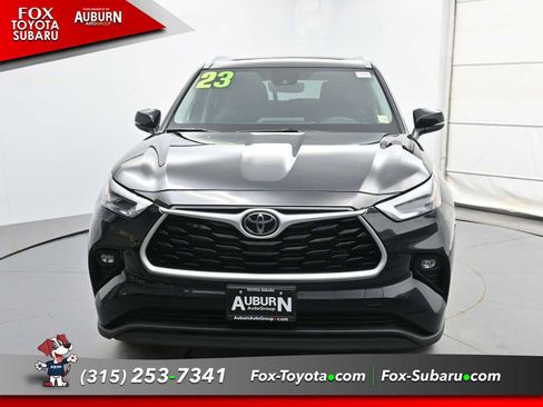 Used 2023 Toyota Highlander XLE AWD/4WD image 3