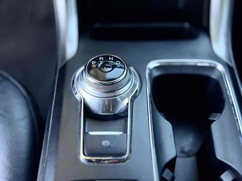 Used 2018 Ford Fusion SE w/ Equipment Group 602A FWD image 16