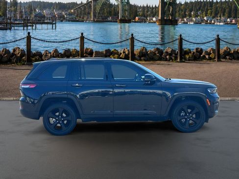 Used 2023 Jeep Grand Cherokee Altitude AWD/4WD image 10