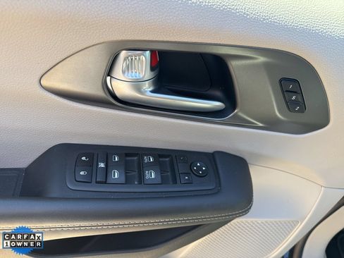 Used 2024 Chrysler Pacifica Touring-L FWD image 12