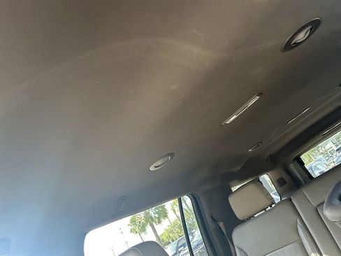 Used 2022 Chevrolet Suburban LT RWD image 16