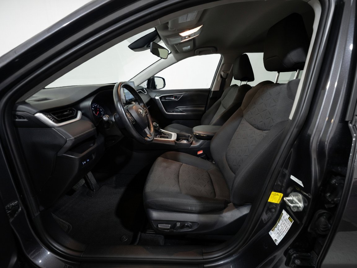 Used 2021 Toyota RAV4 XLE w/ Carpet Mat Package (TMS) FWD image 14