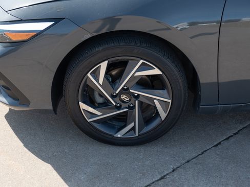 Used 2025 Hyundai Elantra Sport image 6