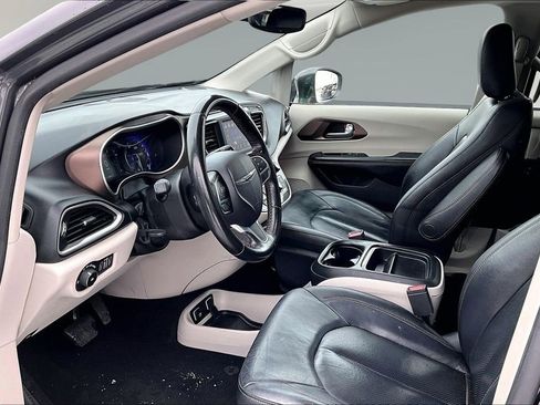 Used 2019 Chrysler Pacifica Touring-L image 21