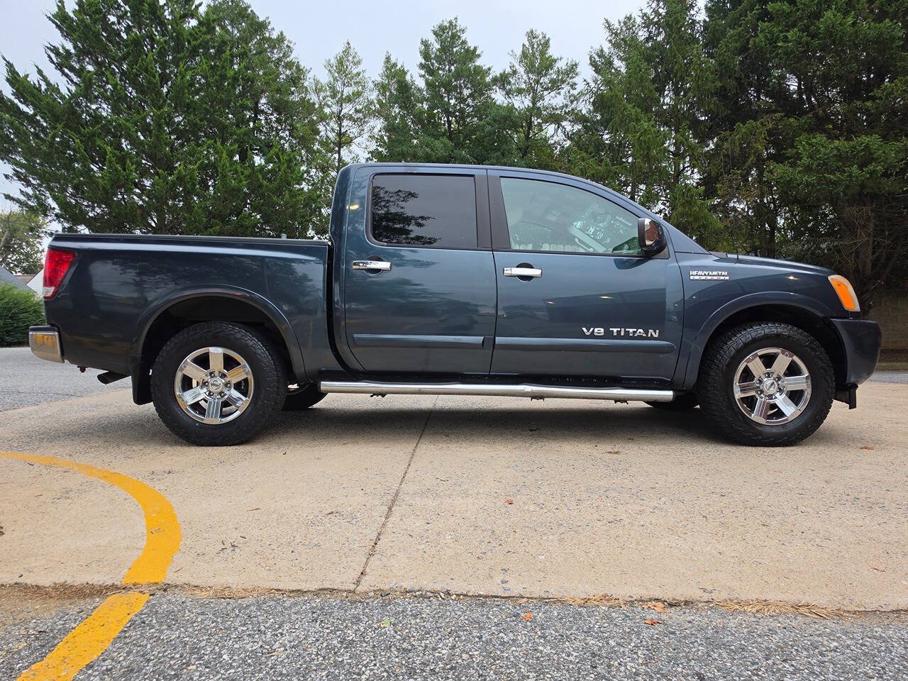 Used 2015 Nissan Titan SV RWD image 2