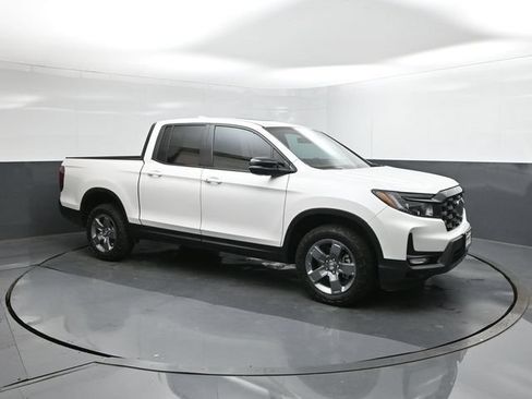 Used 2025 Honda Ridgeline TrailSport image 11