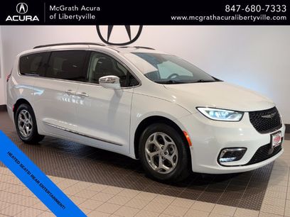 Used 2022 Chrysler Pacifica Limited w/ Uconnect Theater Family Group