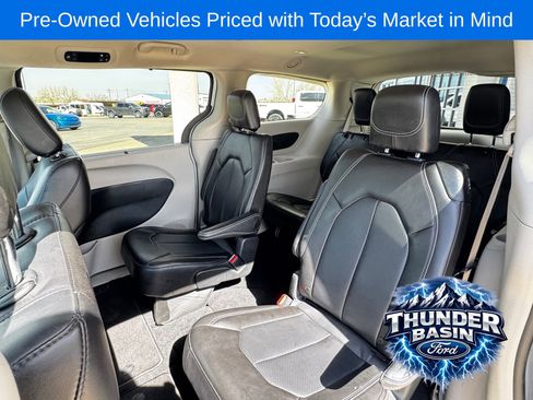 Used 2024 Chrysler Pacifica Touring-L FWD image 18