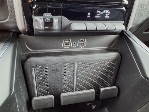 Used 2025 RAM 1500 Big Horn AWD/4WD image 9